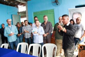 Eduardo Lopes acolhe reivindicações de moradores de Manguariba