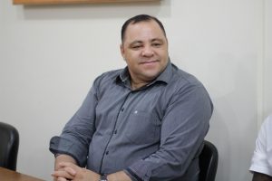 eduardo-lopes-prb-e-jogador-airton-do-botafogo-conversam-sobre-projeto-para-esporte-foto-jose-muniz=-06-04-17-02