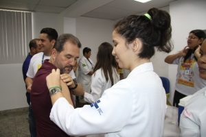 Eduardo Lopes participa do Dia D da Vacina contra a Gripe em Madureira