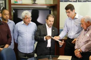 Eduardo Lopes é recebido em encontro na CDL de Campos