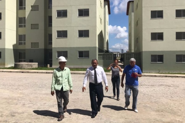 Eli Riberio vai a Brasília buscar soluções para habitações de Feira de Santana