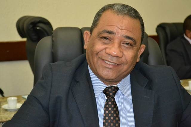 O título de cidadão feirense foi concedido ao vereador Eli Ribeiro (PRB) foi reconhecido pelo trabalho em prol da juventude de Feira de Santana.