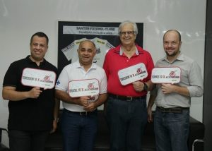 Em clássico na Vila Belmiro, ministro do Esporte reforça combate ao Aedes aegypti