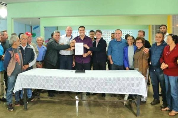 Erick Musso participa da assinatura para a regularização fundiária em Iúna (ES)