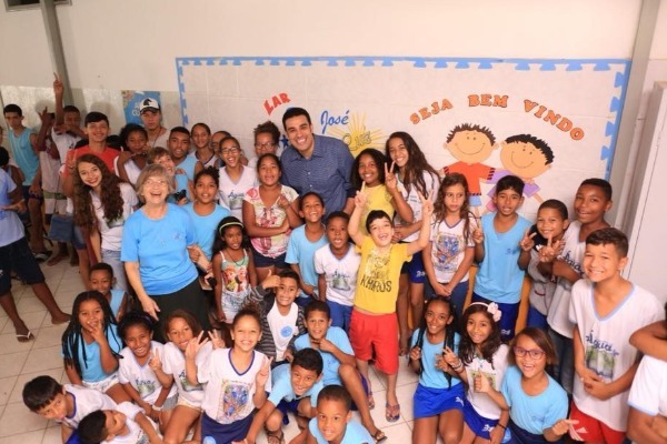 Erick Musso visita escolas atendidas com emendas parlamentares de seu mandato