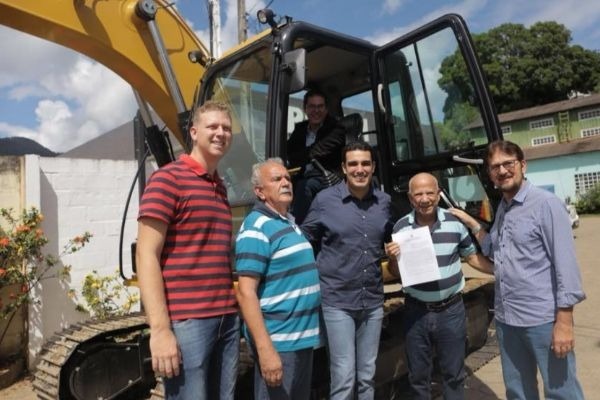 Erick Musso participa da entrega de maquinários agrícolas ao município de João Neiva