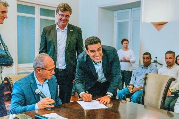 Erick Musso assina edital para obras de pavimentação em Aracruz e Santa Rosa (ES)