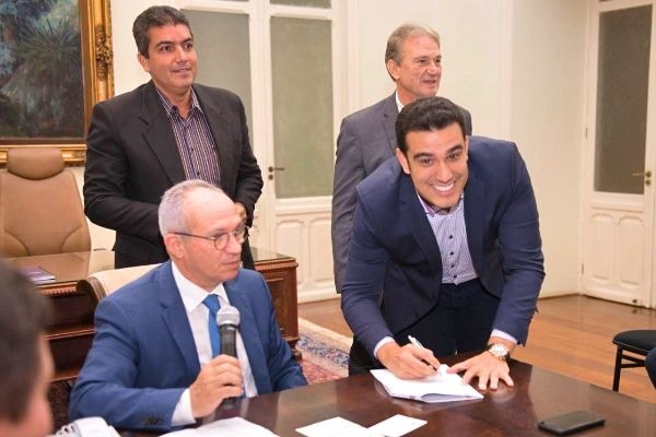 Erick Musso assina convênio que favorecerá os idosos de Aracruz (ES)