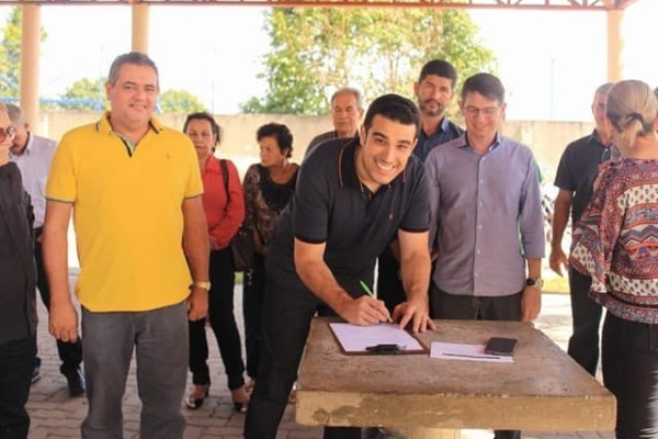 Erick Musso participa da assinatura para a regularização fundiária em Montanha (ES)