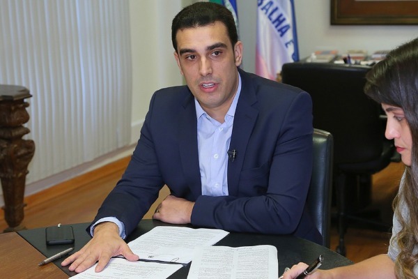 Erick Musso assina ato sobre a conduta da Assembleia do ES durante as eleições