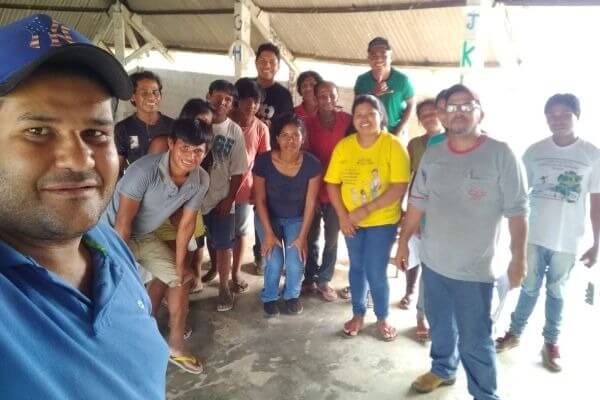 Érika Negarottê acompanha instalação de internet em aldeia de Comodoro