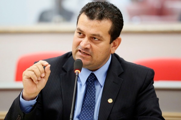 Lei de Ezequiel Junior proíbe a cobrança de multa abusiva em bares e restaurantes