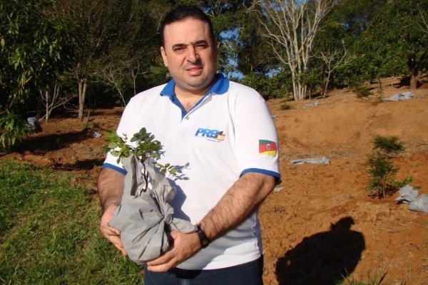 Vereador Fábio Ávila comemora mês do meio ambiente plantado árvores em Gravataí (RS)