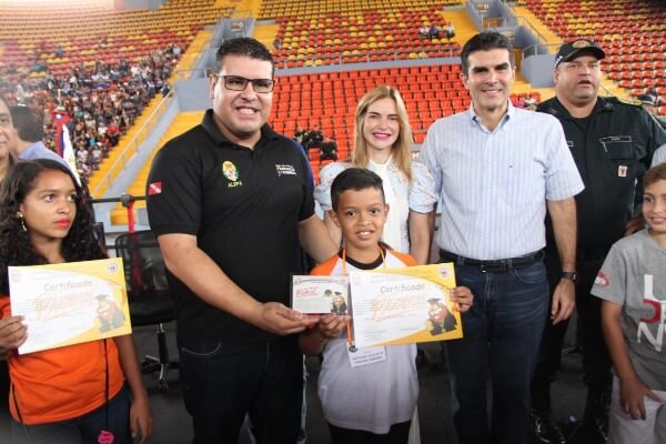 Fábio Freitas participa da formatura de quase 5 mil alunos pelo Proerd