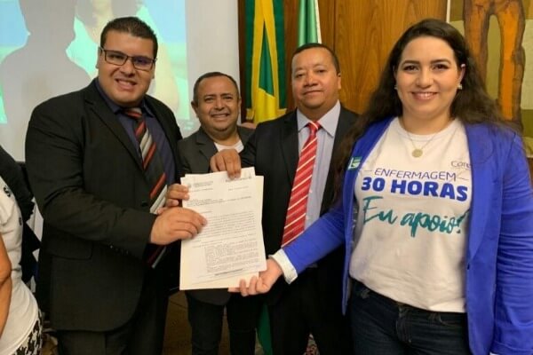 Fábio Freitas homenageia escola de enfermagem no Pará