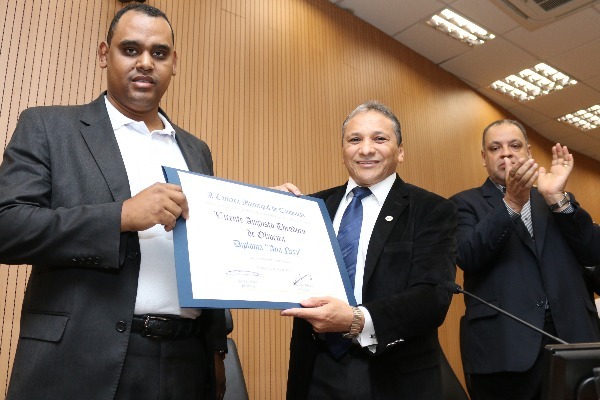 Fernando Mendes homenageia líder de equipe da saúde de Campinas