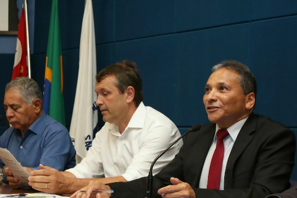 Fernando Mendes promove audiência para debater direitos no serviço de telefonia