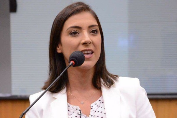 Projeto de Flávia Carvalho garante vacina aos cuidadores de idosos
