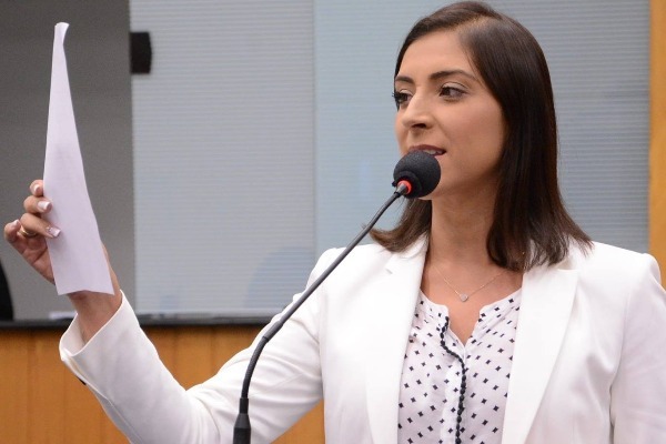 Projeto de Flávia Carvalho garante tratamento para autistas em São José dos Campos