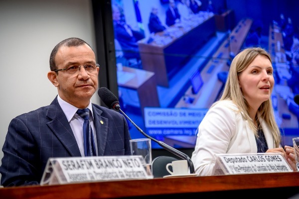 Fran Somensi apresenta iniciativa para o setor farmacêutico em audiência na Câmara