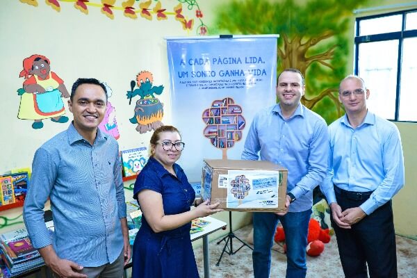 FRB doa livros para escola carente do Entorno do Distrito Federal
