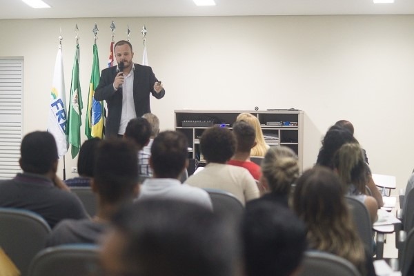 Piracicaba recebe pela primeira vez Curso de Política da FRB