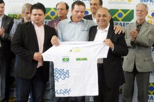 George Hilton entrega equipamentos esportivos no Grêmio Náutico União, em Porto Alegre