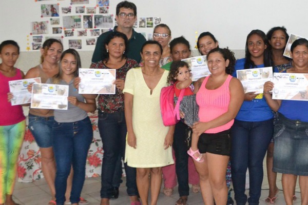 Os trabalhadores foram capacitados em várias áreas como Corte e Costura, Embelezamento e Corte de Cabelo