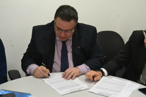 Gessivaldo Isaías cobra execução de lei que reserva mesa preferencial no PI