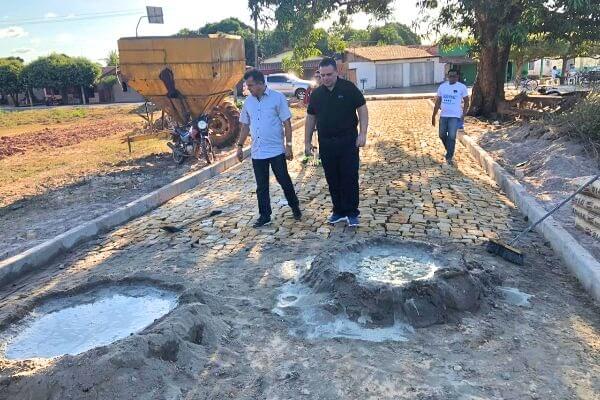Gessivaldo visita obras de pavimentação em Porto (PI)