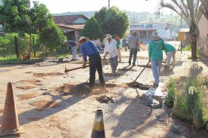 gil-tavares-prb-operacao-tapa-buraco-neropolis-go-foto-ascom-18-04-2017