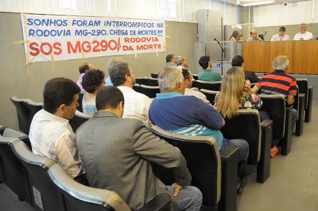 gilberto-abramo-prb-debate-medidas-emergenciais-para-a-rodovia-mg-290-foto-ascom-12-11-15-01