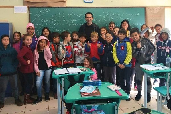 Gilberto Gomes Junior palestra em escola sobre as funções do Legislativo