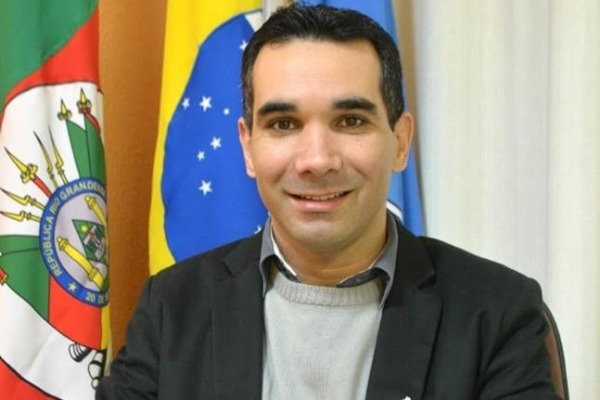 Gilberto Gomes Júnior defende a criação da Escola Legislativa na Câmara de Parobé