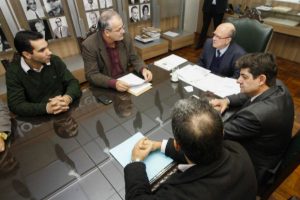 gilberto-gomes-junior-vereador-prb-parobe-rs-entrega-assianturas-pedindo-aumento-do-efetivo-policial-foto-ascom-08-06-2017-02