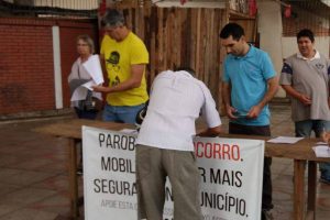 gilberto-gomes-veredor-prb-colhe-assianturas-por-reforco-polciamento-em-parobe-rs-foto-ascom-27-03-2017-02