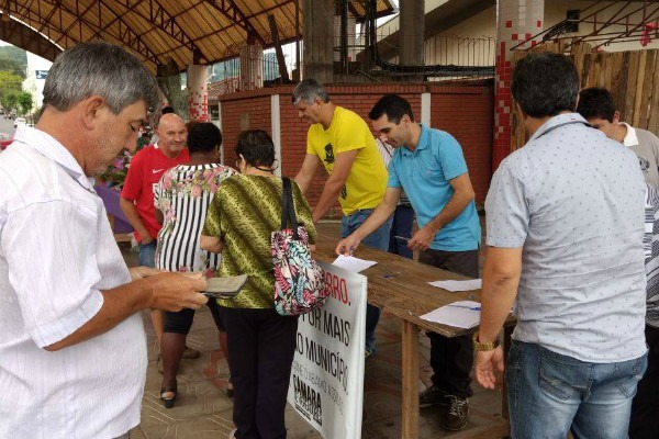 Gilberto Gomes colhe assinatura pedindo reforço no policiamento de Parobé (RS)