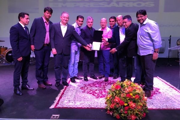 Gilmar da Cruz entrega título de visitante ilustre a Flavio Rocha em Campo Grande