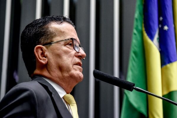 “A ANTT não fez um metro de asfalto na BR -116”, diz Hélio Costa