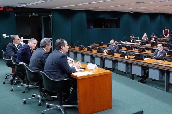 Hélio Costa analisa projeto que altera Lei de Improbidade Administrativa