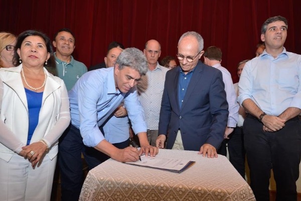 Hudson Leal participa da assinatura para revitalização de parque de exposição no ES