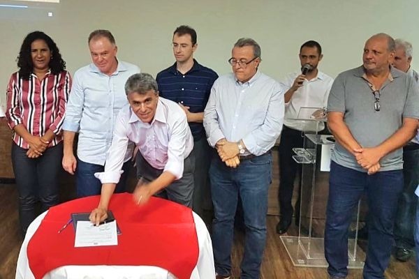 Hudson Leal assina convênio para revitalização da Orla de Castelhanos em Anchieta