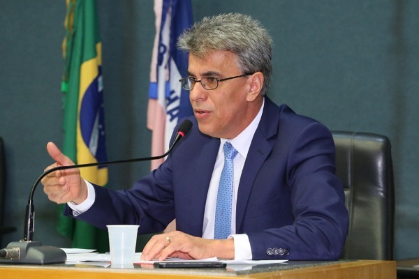 Hudson Leal pede retroescavadeira para o município de Brejetuba