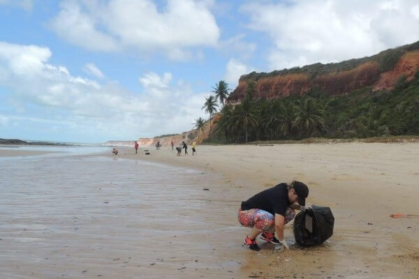 Jeannyne Beltrão participa de mutirão de limpeza em Jequiá da Praia