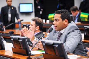 Líder do PRB encaminha voto favorável na comissão de impeachment