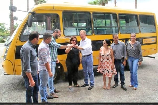 João Campos entrega ônibus escolar em Goianésia