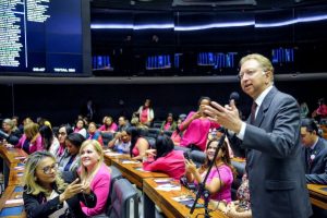 Cleber Verde homenageia vítimas do câncer de mama e destaca importância da prevenção