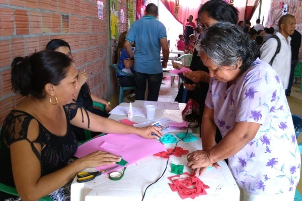 Moradores do bairro Zumbi recebem ação social do gabinete itinerante de João Luiz