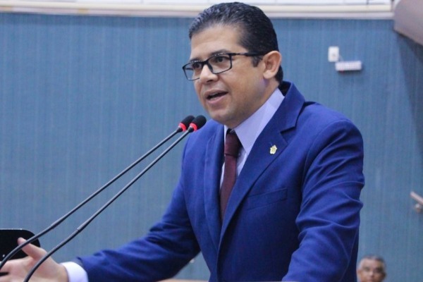 João Luiz quer plebiscito para escolha de material didático em colégios militares