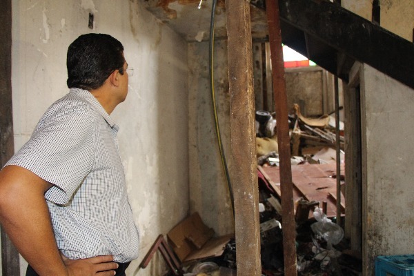 João Luiz leva assistência à família em prédio abandonado no centro de Manaus